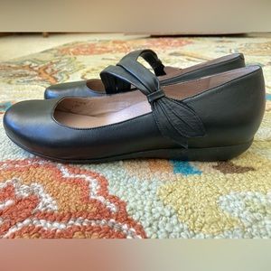 Black leather Mary Jane comfort shoes